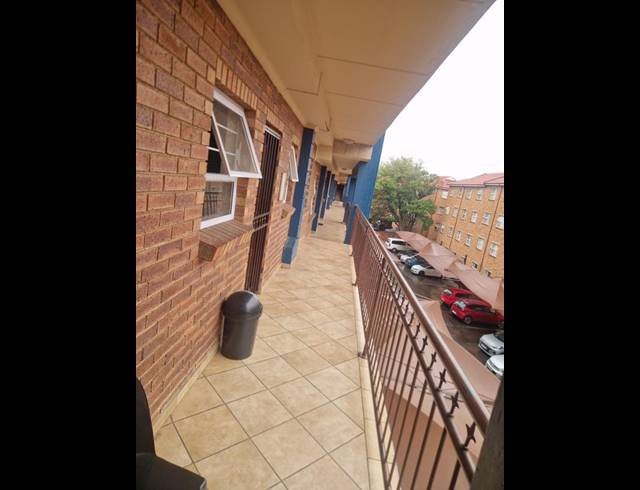 2 BEDROOM APARTMENT FOR SALE IN KEMPTON PARK